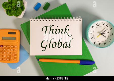 Pensate a un concetto globale, pensate a un testo globale in blocco note Foto Stock