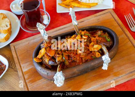 Tradizionale casseruola turca di agnello con verdure e funghi Foto Stock