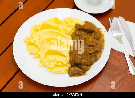 Purè di patate calde fresche e goulash di fegato. Cucina russa Foto Stock