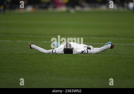 MELBOURNE, AUSTRALIA. 22 maggio 2024. Nella foto: Il centrocampista del Tottenham Hotspur Pape Matar Sarr (29) giace sul campo ridendo dopo un'opportunità persa in porta durante la Global Football Week l'amichevole tra le squadre della Premiership inglese al MCG di Melbourne. Crediti: Karl Phillipson/Alamy Live News Foto Stock