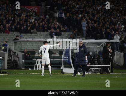 MELBOURNE, AUSTRALIA. 22 maggio 2024. Nella foto: L'attaccante del Tottenham Hotspur Son Heung-min (7) (a sinistra) gesti verso il manager del Tottenham Hotspur Ange Postecoglou dopo essere stato derubato durante la Global Football Week English Premiership Teams Friendly al MCG di Melbourne. Crediti: Karl Phillipson/Alamy Live News Foto Stock