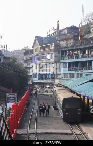 Darjeeling, Bengala Occidentale, India - 14 febbraio 2022: Stazione ferroviaria di Ghum, una delle stazioni ferroviarie più alte del mondo. Darjeeling Himalayan Railway, Foto Stock