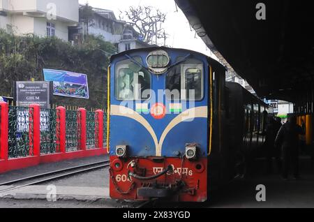 Darjeeling, Bengala Occidentale, India - 14 febbraio 2022: Stazione ferroviaria di Ghum, una delle stazioni ferroviarie più alte del mondo. Darjeeling Himalayan Railway, Foto Stock