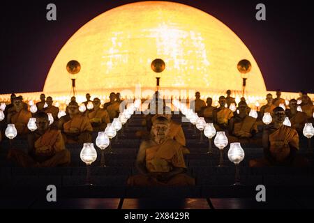 Bangkok, Bangkok, Thailandia. 22 maggio 2024. 22 maggio 2024, Pathum Thani, Thailandia, monaci buddisti meditano durante la celebrazione del giorno Vesak a Wat Phra Dhammakaya. Il Vesak Day o Vesakha Bucha Day è il giorno che commemora la nascita e l'illuminazione del Nirvana e la morte del Buddha nella fede buddista. Crediti: ZUMA Press, Inc./Alamy Live News Foto Stock