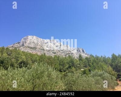 Montagna di Sainte-Victoire vicino Aix-en-provence, famosa per i dipinti di Paul Cezanne, Provenza, Francia Foto Stock