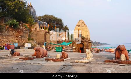 Statue di Shivaliga e Nandi a Narmada Ghat, Ahilya devi Maheshwar Fort, Madhya Pradesh, India. Foto Stock