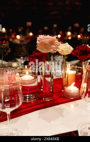 Appuntamento a lume di candela nel ristorante. Bicchieri con vino, bouquet di fiori. Romantico Foto Stock