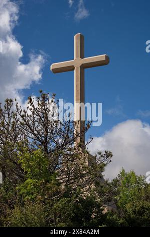 Grande croce in pietra sulla cima della montagna Foto Stock