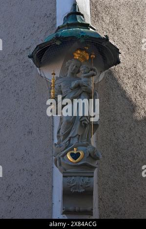 Scultura di Santa Maria con Gesù bambino sotto un baldacchino all'angolo di una casa, Ratisbona, alto Palatinato, Baviera, Germania Foto Stock