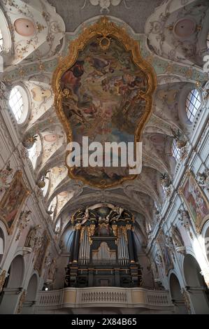 Interno Rockoko con loft per organo e volta a soffitto della Basilica di Sant'Emmerano, Ratisbona, alto Palatinato, Baviera, Germania Foto Stock