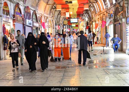 Grand Bazaar, Istanbul, Turchia, Asia, trambusto e gente in abiti tradizionali in un bazar coperto, provincia di Istanbul Foto Stock