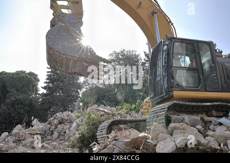 La benna dell'escavatore minerario raccoglie il carbone dal deposito, vista ravvicinata. Carico di camion enorme, industria del carburante. Foto Stock