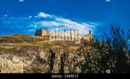 Castello sulla collina e il cielo azzurro della basilica Valere e del castello Tourbillon a Sion, il cantone del Vallese, Svizzera Foto Stock