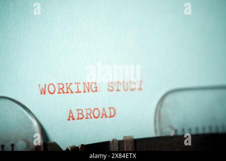 Studio di lavoro all'estero testo scritto con una macchina da scrivere. Foto Stock
