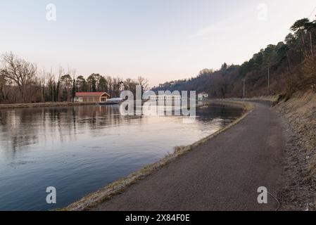 Percorso pedonale lungo il canale che esce dalla diga di Panperduto, somma Lombardo, Italia. Canale Villoresi Foto Stock