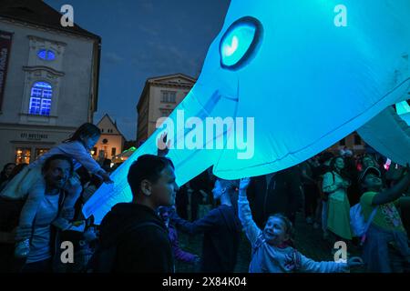 Brno, Repubblica Ceca. 22 maggio 2024. L'installazione teatrale all'aperto intitolata i visitatori (Navstevnici) con burattini luccicanti di animali marini e creature notturne del Teatro V.O.S.A. si è svolta a Brno, Repubblica Ceca, il 22 maggio 2024. L'installazione fa parte del programma del festival Theatre World Brno 2024. Crediti: Vaclav Salek/CTK Photo/Alamy Live News Foto Stock