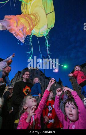 Brno, Repubblica Ceca. 22 maggio 2024. L'installazione teatrale all'aperto intitolata i visitatori (Navstevnici) con burattini luccicanti di animali marini e creature notturne del Teatro V.O.S.A. si è svolta a Brno, Repubblica Ceca, il 22 maggio 2024. L'installazione fa parte del programma del festival Theatre World Brno 2024. Crediti: Vaclav Salek/CTK Photo/Alamy Live News Foto Stock