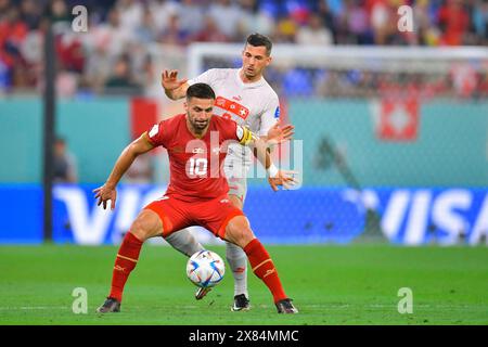 Stadio, Ras Abu Aboud, Doha. 2 dicembre 2022. Firo : calcio, Serbia -Svizzera 02.12.2022 (LR), Dusan Tadic della Serbia e Remo Freuler della Svizzera durante la partita Serbia-Svizzera, corrispondente al gruppo G della Coppa del mondo FIFA Qatar 2022, allo stadio 974, Ras Abu Aboud, Doha, il 2 dicembre, 2022. credito: dpa/Alamy Live News Foto Stock