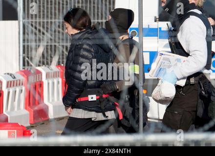 23 maggio 2024, Assia, Francoforte sul meno: Birgit Malsack-Winkemann (l), convenuto, viene portato nell'edificio del tribunale della sezione di Sossenheim del Tribunale regionale superiore di Francoforte da forze speciali di polizia per la continuazione del processo contro il presunto gruppo "Reichsbürger" attorno al principe Reuß. L'accusa federale accusa i nove imputati di essere membri di un'organizzazione terroristica, tra le altre cose. Foto: Andreas Arnold/dpa Foto Stock