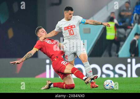 Stadio, Ras Abu Aboud, Doha. 2 dicembre 2022. Firo : calcio, calcio, Serbia -Svizzera 02.12.2022 (LR), Sergej Milinkovic-Savic della Serbia e Xherdan Shaqiri della Svizzera durante la partita Serbia vs Svizzera, corrispondente al gruppo G della Coppa del mondo FIFA Qatar 2022, allo stadio 974, Ras Abu Aboud, Doha, il 2 dicembre, 2022. credito: dpa/Alamy Live News Foto Stock