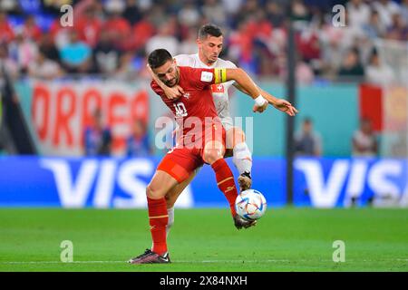 Stadio, Ras Abu Aboud, Doha. 2 dicembre 2022. Firo : calcio, Serbia -Svizzera 02.12.2022 (LR), Dusan Tadic della Serbia e Remo Freuler della Svizzera durante la partita Serbia-Svizzera, corrispondente al gruppo G della Coppa del mondo FIFA Qatar 2022, allo stadio 974, Ras Abu Aboud, Doha, il 2 dicembre, 2022. credito: dpa/Alamy Live News Foto Stock