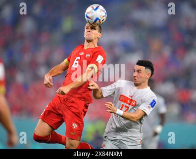 Stadio, Ras Abu Aboud, Doha. 2 dicembre 2022. Firo : calcio, Serbia -Svizzera 02.12.2022 (LR), Nemanja Maksimovic della Serbia e Ruben Vargas della Svizzera durante la partita Serbia-Svizzera, corrispondente al gruppo G della Coppa del mondo FIFA Qatar 2022, allo stadio 974, Ras Abu Aboud, Doha, il 2 dicembre, 2022. credito: dpa/Alamy Live News Foto Stock