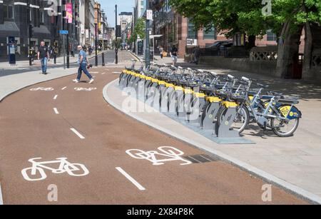 Una fila di Leeds Citybikes nel centro di Leeds, West Yorkshire, Inghilterra, Regno Unito Foto Stock