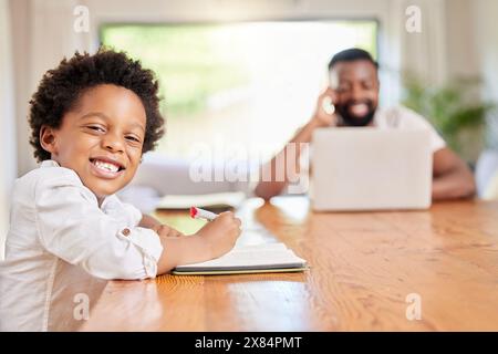 Famiglia, ritratto del bambino per aiutare con i compiti, l'apprendimento e lo sviluppo del bambino nel soggiorno di casa. Figlio, papà e penna per scrivere, educare e.. Foto Stock