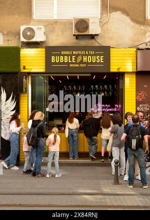 Persone che aspettano in fila presso la Bubble House waffle e Tea Cafe e punto da asporto nel centro di Sofia, Bulgaria, Europa orientale, Balcani, UE Foto Stock