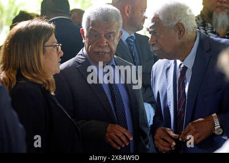 L-R) Presidente della nuova Caledonia dell'Assemblea Provinciale della Provincia Sud Sonia Backes, il presidente del governo della nuova Caledonia Louis Mapou e il presidente del Congresso della nuova Caledonia Roch Wamytan hanno chiacchierato durante un incontro con il presidente francese Emmanuel Macron e con i funzionari eletti e i rappresentanti locali della nuova Caledonia presso la residenza dell'alto Commissario francese Louis le Franc a Noumea, territorio francese della nuova Caledonia nel Pacifico, il 23 maggio, 2024. Macron volò nel territorio francese della nuova Caledonia, nel Pacifico, in una visita politicamente rischiosa con l'obiettivo di disinnescare una crisi dopo nove giorni di rivolte che hanno il bacio Foto Stock