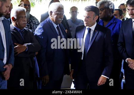 Il presidente del governo della nuova Caledonia Louis Mapou (2° L) e il presidente del Congresso della nuova Caledonia Roch Wamytan (C) partecipano a un incontro con il presidente francese Emmanuel Macron (3° R), i funzionari eletti della nuova Caledonia e i rappresentanti locali presso la residenza dell'alto Commissario francese Louis le Franc a Noumea, territorio francese del Pacifico della nuova Caledonia il 23 maggio 2024. Macron ha volato nel territorio francese della nuova Caledonia, nel Pacifico, in una visita politicamente rischiosa con l'obiettivo di disinnescare una crisi dopo nove giorni di rivolte che hanno ucciso sei persone e ferito centinaia. L'improvvisa decisione di Macron di volare a sud Foto Stock