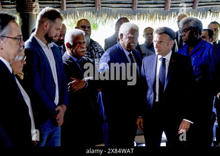 Il presidente del governo della nuova Caledonia Louis Mapou (3° L) e il presidente del Congresso della nuova Caledonia Roch Wamytan (C) partecipano a un incontro con il presidente francese Emmanuel Macron (2° R), i funzionari eletti della nuova Caledonia e i rappresentanti locali presso la residenza dell'alto Commissario francese Louis le Franc a Noumea, territorio francese del Pacifico della nuova Caledonia il 23 maggio 2024. Macron ha volato nel territorio francese della nuova Caledonia, nel Pacifico, in una visita politicamente rischiosa con l'obiettivo di disinnescare una crisi dopo nove giorni di rivolte che hanno ucciso sei persone e ferito centinaia. L'improvvisa decisione di Macron di volare a sud Foto Stock