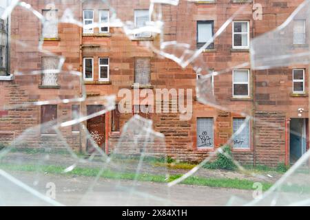 Vista degli appartamenti abbandonati abbandonati al Clune Park a Port Glasgow, Inverclyde, Scozia, Regno Unito Foto Stock