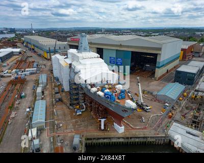 Vista aerea dal drone della HMS Cardiff Type 26 Frigate in costruzione presso il cantiere BAE Systems sul fiume Clyde, Govan, Glasgow, Scozia, Regno Unito Foto Stock