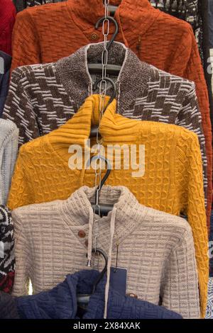 i maglioni caldi per l'inverno sono venduti in un negozio di abbigliamento Foto Stock
