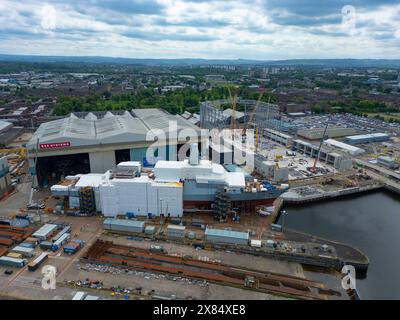 Vista aerea dal drone della HMS Cardiff Type 26 Frigate in costruzione presso il cantiere BAE Systems sul fiume Clyde, Govan, Glasgow, Scozia, Regno Unito Foto Stock