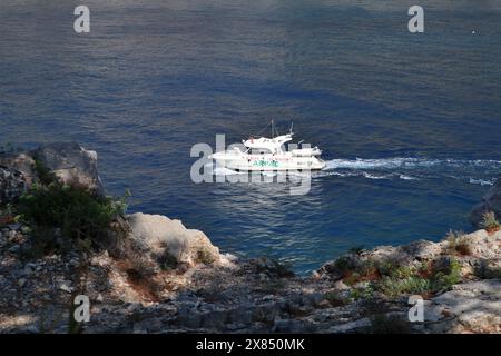 Massa Lubrense - barca dell'ARPAC nella Baia di Ieranto Foto Stock