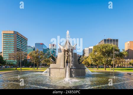 Adelaide, Australia - 19 dicembre 2020: Fontana dei tre fiumi su Victoria Square nella città di Adelaide in una giornata luminosa Foto Stock