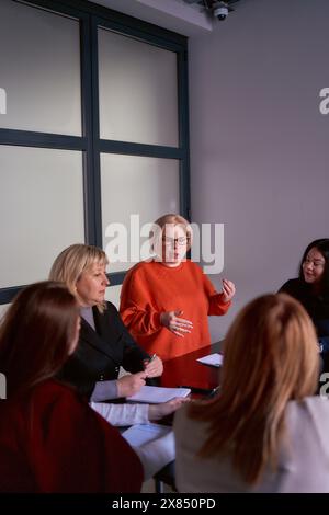 la persona con disabilità parla a una riunione in ufficio Foto Stock