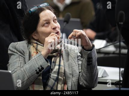 23 maggio 2024, Assia, Francoforte sul meno: All'inizio del secondo giorno di procedimento nel processo contro il presunto gruppo "Reichsbürger" attorno al principe Reuß, l'imputato Birgit Malsack-Winkemann siede nel molo dell'edificio del tribunale della sezione di Sossenheim del Tribunale regionale superiore di Francoforte. L'ufficio del procuratore federale sta accusando i nove imputati di, tra le altre cose, l'appartenenza ad un'organizzazione terroristica. Foto: Boris Roessler/dpa-Pool/dpa Foto Stock