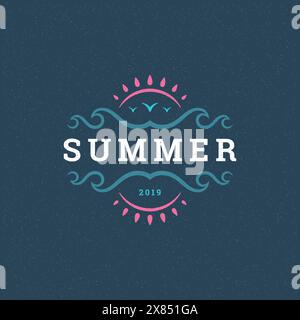 Etichetta o logo tipografico per le vacanze estive, design dello slogan per poster o cartolina di auguri. Simbolo del sole. Illustrazione Vettoriale