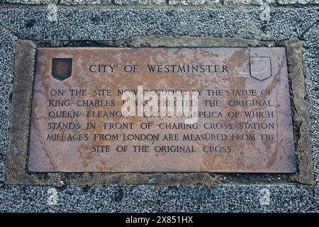 Londra, Regno Unito - 19 febbraio 2024: Targa a terra, vicino a Trafalgar Square a Londra, che indica dove una volta sorgeva la Queen Eleanor Cross. Questo è il Foto Stock