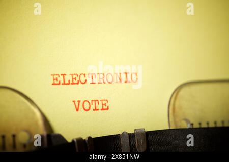 Testo di voto elettronico scritto con una macchina da scrivere. Foto Stock