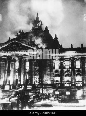 L'edificio in fiamme del Reichstag il 27 febbraio 1933, l'edificio del Reichstag fu distrutto da un incendio inscenato dai nazionalsocialisti. Servì il governo di Hitler come pretesto per una campagna di terrore, principalmente contro i comunisti e altri antifascisti. In questo contesto, il comunista bulgaro Georgi Dimitroff è stato arrestato e processato come uomo innocente nel processo di incendio del Reichstag. Foto Stock