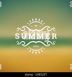 Etichetta o logo tipografico per le vacanze estive, design dello slogan per poster o cartolina di auguri. Simbolo del sole. Illustrazione Vettoriale