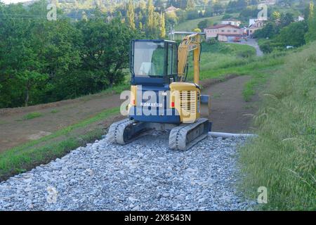 Agosto 2023 Parma, Italia: Escavatore Komatsu giallo e nero in processo di costruzione di strade. Macchinari pesanti Foto Stock