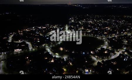 Immagini dei droni di notte sopra Kings Hill nel Kent Regno Unito Foto Stock