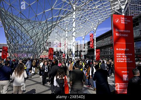 I visitatori accedono alle porte del Salone del Mobile, fiera internazionale del design, a Fiera Milano Foto Stock