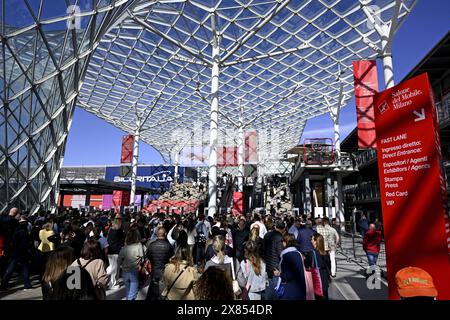 I visitatori accedono alle porte del Salone del Mobile, fiera internazionale del design, a Fiera Milano Foto Stock