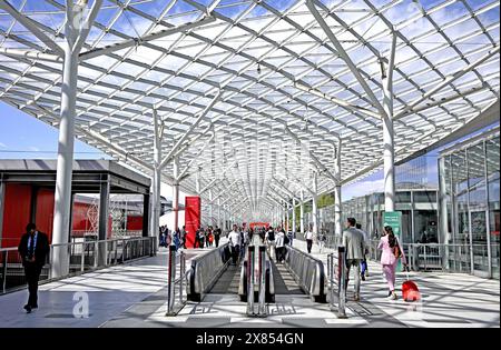 I visitatori accedono alle porte del Salone del Mobile, fiera internazionale del design, a Fiera Milano Foto Stock